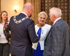 Pary małżeńskie z długoletnim stażem uhonorowane odznaczeniami, uroczystość we wrocławskim ratuszu.