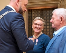 Pary małżeńskie z długoletnim stażem uhonorowane odznaczeniami, uroczystość we wrocławskim ratuszu.