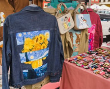 <p>Targi Rzeczy Niepospolitych Artishop na Placu Solnym &ndash; zobaczcie, co można kupić</p>