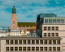<p>Wrocław z drona. Na zdjęciu budynek banku Santander i widok w tle na kości&oacute;ł św. Elżbiety&nbsp;</p>