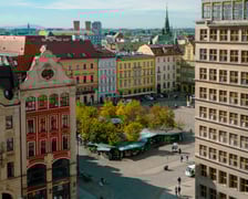 <p>Wrocław z drona. Widok z Rynku na plac Solny&nbsp;</p>