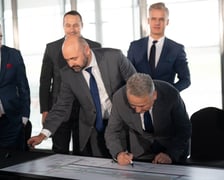 Podpisanie umowy pomiędzy przedstawicielami firm Strabag a Port Lotniczy Wrocław