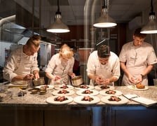 <p>Łukasz Budzik, laureat Kulinarnego Grand Prix Wrocławia, szef kuchni restauracji Miedzy Mostami przy pracy (pierwszy z lewej) z zespołem</p>
