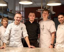 <p>Łukasz Budzik, laureat Kulinarnego Grand Prix Wrocławia, szef kuchni restauracji Miedzy Mostami ze swoim zespołem</p>