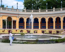 <p>Odrestaurowana loggia i fontanna przed nią w 2024 roku&nbsp;</p>