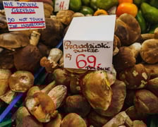 Stoiska z grzybami w Hali Targowej we Wrocławiu