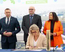 <p>Uroczystość wmurowania kamienia węgielnego pod nowy szpital onkologiczny we Wrocławiu. Dokumenty przy stole podpisuje wiceprezydent Wrocławia - Renata Granowska</p>