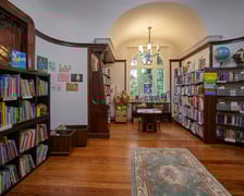 Biblioteka przy Jesiennej (Krzyki-Partynice) jesienią 2023 roku