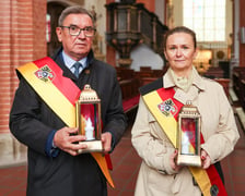 <p>Składanie kwiat&oacute;w i zniczy w kaplicy rajc&oacute;w w bazylice św. Elżbiety</p>