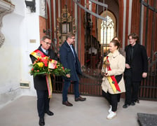 <p>Składanie kwiat&oacute;w i zniczy w kaplicy rajc&oacute;w w bazylice św. Elżbiety</p>
