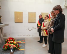 <p>Składanie kwiat&oacute;w i zniczy w kaplicy rajc&oacute;w w bazylice św. Elżbiety</p>