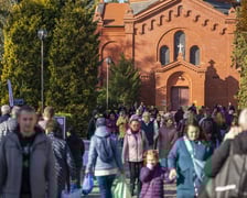 Tłumy na wrocławskich nekropoliach. Zobaczcie zdjęcia, 1 listopada 2024