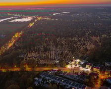 Cmentarz Osobowicki na zdjęciach z drona o zmierzchu i nocą