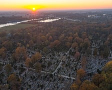 Cmentarz Osobowicki na zdjęciach z drona o zmierzchu i nocą
