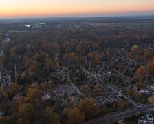 Cmentarz Osobowicki na zdjęciach z drona o zmierzchu i nocą