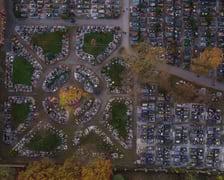 Cmentarz Osobowicki na zdjęciach z drona o zmierzchu i nocą