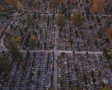 Cmentarz Osobowicki na zdjęciach z drona o zmierzchu i nocą