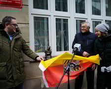 <p>Odsłonięcie Krasnala Praw Człowieka przy biurze Pełnomocnika Terenowego Rzecznika Praw Obywatelskich we Wrocławiu przy ul. Wierzbowej 5</p>