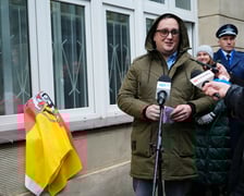 <p>Odsłonięcie krasnala Praw Człowieka przy biurze Pełnomocnika Terenowego Rzecznika Praw Obywatelskich we Wrocławiu przy ul. Wierzbowej 5. Na zdjęciu Krzysztof Lis, syn dra Macieja Lisa</p>