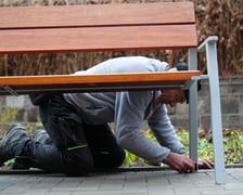 Montaż Ławeczki Mieszkańca przy ul. Krowiej (listopad 2024)