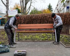 Montaż Ławeczki Mieszkańca przy ul. Krowiej (listopad 2024)