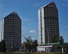 <p>Akademiki Kredka (z prawej) i Oł&oacute;wek. Pierwszy wymieniony akademik ma 24 kondygnacje, drugi 19.</p>