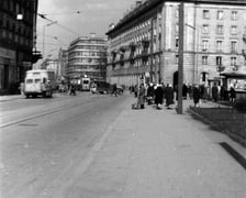 <p>Ul. Świdnicka, po prawj widoczny kiosk RUCH=u</p>