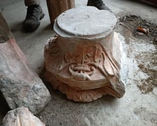 Detal architektoniczny - fragment kolumny z pałacu Hatzfeldów