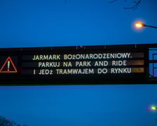 Tablica informacyjna nad drogą