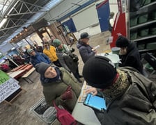 Kolejka przy stoisku z pojemnikami na bioodpady na bazarze Komandor (7 grudnia 2024)