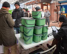 Przy stoisku z pojemnikami na bioodpady na targowisku Komandor (7 grudnia 2024 r.)