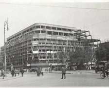 <p>Ulica Świdnicka we Wrocławiu przed II wojną światową. Dom towarowy (obecna renoma) w budowie</p>