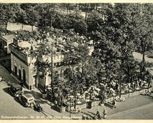 <p>Ulica Świdnicka we Wrocławiu przed II wojną światową. Odwach - budynek, w kt&oacute;rym kiedyś stacjonowały wojska, policja. Dzisiaj mieści się tutaj m.in. galeria sztuki i kawiarnia&nbsp;</p>