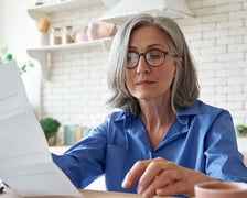 <h2>Seniorzy zakładają firmy. Emeryci pracują. Zobacz, ile można zarobić i czy to się opłaca?&nbsp;</h2>
<p>- Dalsza praca bardzo się seniorom opłaca. Każdy rok podwyższa kwotę wypłacanej p&oacute;źniej przez ZUS emerytury. Najwyższe emerytury w Polsce dostają ci, kt&oacute;rzy pracowali długo po osiągnięciu ustawowego wieku emerytalnego i regularnie odprowadzali składki do ZUS - m&oacute;wi Iwona Kowalska-Matis regionalny rzecznik prasowy ZUS na Dolnym Śląsku</p>
