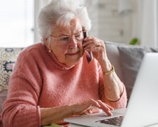 <h2>Co to jest bon senioralny?</h2>
<p>Bon senioralny to nowe świadczenie. Pozwala sfinansować usługi opiekuńcze w miejscu zamieszkania seniora. Chodzi o pomoc w codziennych czynnościach, kontakt z otoczeniem, pomoc w przygotowaniu i spożywaniu posiłk&oacute;w.</p>