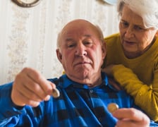 <h2>Bon senioralny nie dla każdego. Jakie są kryteria dochodowe?</h2>
<p>Program &bdquo;Bon senioralny&rdquo; posiada kryteria dochodowe. W przypadku seniora doch&oacute;d miesięczny nie może przekraczać 5 000 zł brutto.</p>
<p>W przypadku członka rodziny kryterium zależy od tego, czy prowadzi jednoosobowe czy wieloosobowe gospodarstwo domowe. Będzie to granica odpowiednio dwu- i trzykrotności minimalnego wynagrodzenia.</p>