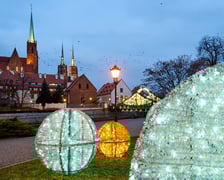 <p>Świąteczne iluminacje i ozdoby we Wrocławiu. Ostr&oacute;w Tumski</p>
