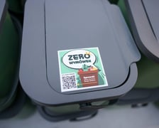 <p>Akcja rozdawania pojemnik&oacute;w na bioodapdy na Ryneczku Jemiołowa</p>