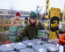 <p>Akcja rozdawania pojemnik&oacute;w na bioodapdy na Ryneczku Jemiołowa</p>