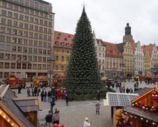 <p>Wizyta na Jarmarku Bożonarodzeniowym w tygodniu kolejka do atrakcji, jak karuzela czy beczka śmiechu. To r&oacute;wnież szansa na rozmowę ze sprzedawcą i przemyślane zakupy.</p>