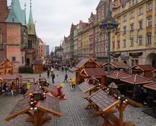 <p>Wizyta na Jarmarku Bożonarodzeniowym w tygodniu kolejka do atrakcji, jak karuzela czy beczka śmiechu. To r&oacute;wnież szansa na rozmowę ze sprzedawcą i przemyślane zakupy.</p>