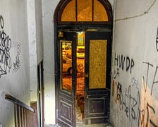 <p>Miejsca, w kt&oacute;rych śpią osoby w kryzysie bezdomności to między innymi takie pustostany. Choć są zabezpieczone, ludzie zawsze znajdą spos&oacute;b, by się do nich dostać.</p>