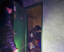 <p>Zanim wejdzie się do "miejsca", w kt&oacute;ym pomieszkuje osoba w kryzysie, trzeba zapukać.</p>