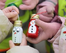 Dzieci z Przedszkola nr 17 na wrocławskim Zakrzowie ubrały choinkę w Parku Jedności - 18.12.2024