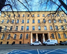 <p>Kamienica przy pl. Katedralnym 11/12. W tym miejscu stał dom, w kt&oacute;rym mieszkali przodkowie Umy Thurman</p>