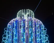<p>Świąteczne iluminacje we Wrocławiu. Fontanna na pl. Orląt Lwowskich</p>