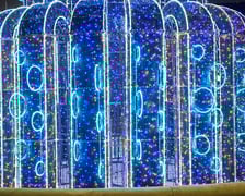 <p>Świąteczne iluminacje we Wrocławiu. Fontanna na pl. Orląt Lwowskich</p>