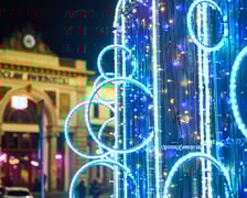 <p>Świąteczne iluminacje we Wrocławiu. Fontanna na pl. Orląt Lwowskich</p>