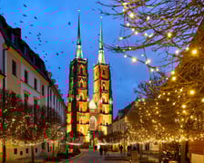 <p>Świąteczne iluminacje we Wrocławiu. Okolice katedry</p>