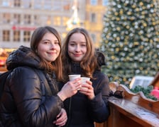 Jarmark Bożonarodzeniowy we Wrocławiu. Spacerowiecze w drugi dzień świąt Bożego Narodzenia